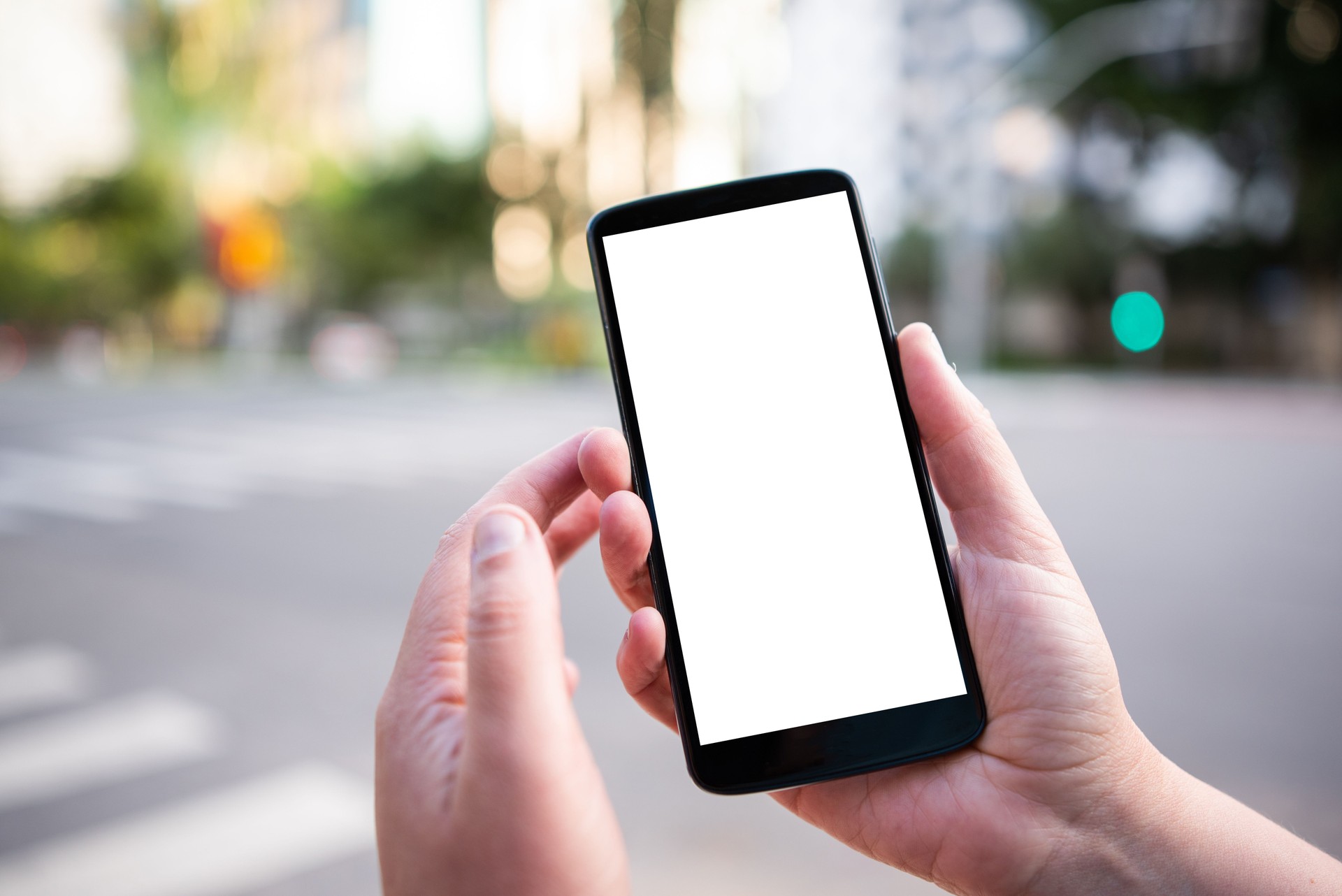 Mulher brasileira trabalhando e usando tecnologia na cidade